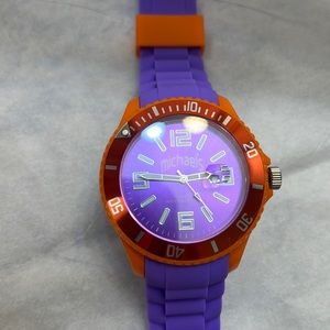 Very vibrant colors and has date display in the window